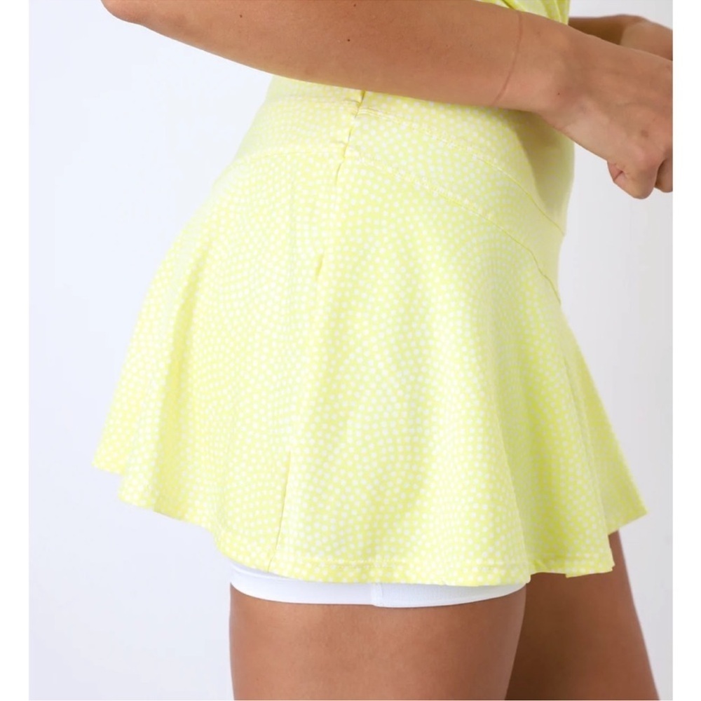 TAIL Activewear Bunny Flounce Skirt Skort Yellow Tangled Dots Sz Medium Tennis - Picture 2 of 11